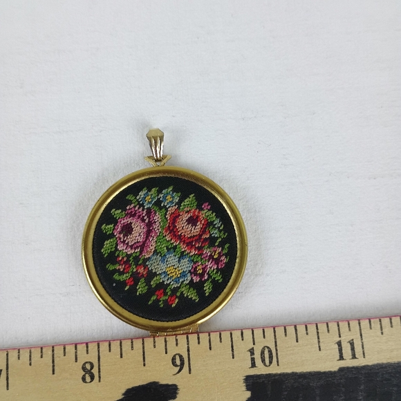 Vtg Avon Needlepoint Roses Petit Point Pendant Locket no chain floral locket. - Picture 13 of 15